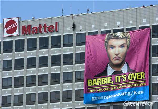 "Ken" dolls unfurl a giant banner on Mattel headquarters in California.", Quelle; http://www.greenpeace.org