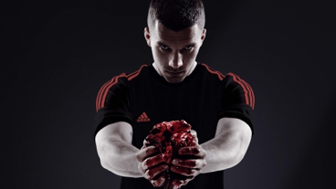 © Adidas Lukas Podolski mit einem blutigen Rinderherz für die Kampagne "All In Or Nothing" von Adidas