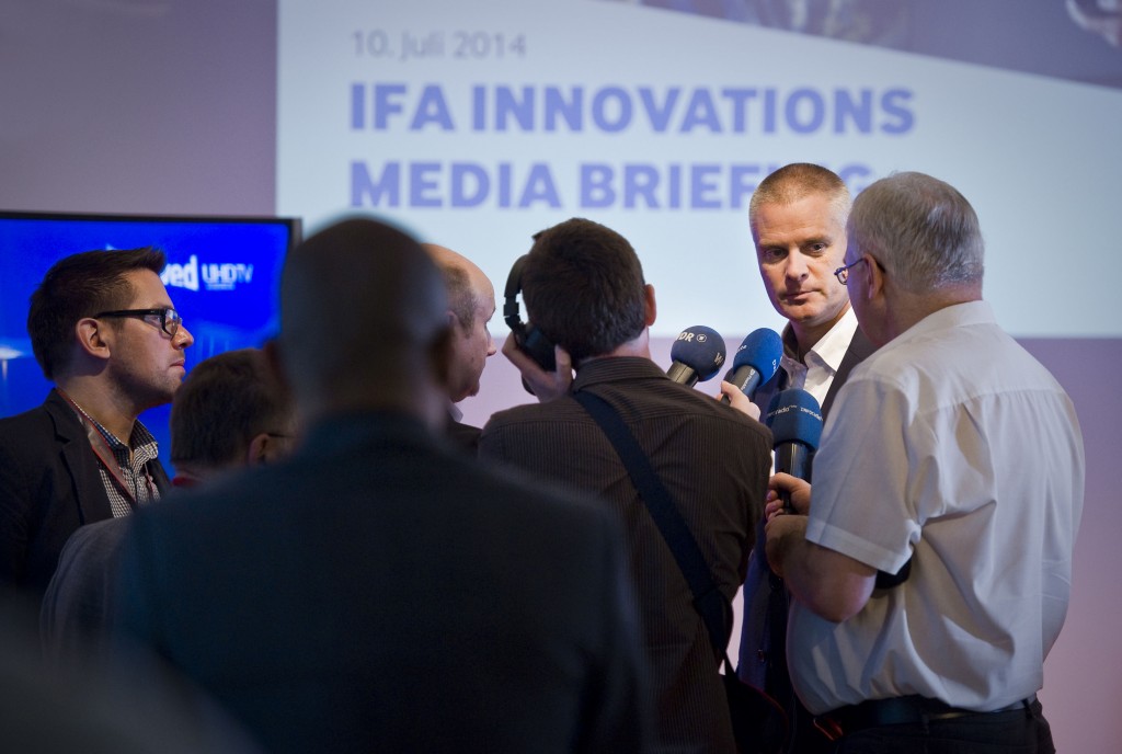 Thomas Kahmann begleitet Interviews mit Kai Hillebrandt, Vice President CE Samsung Electronics GmbH, auf dem IFA Innovations Media Briefing 2014