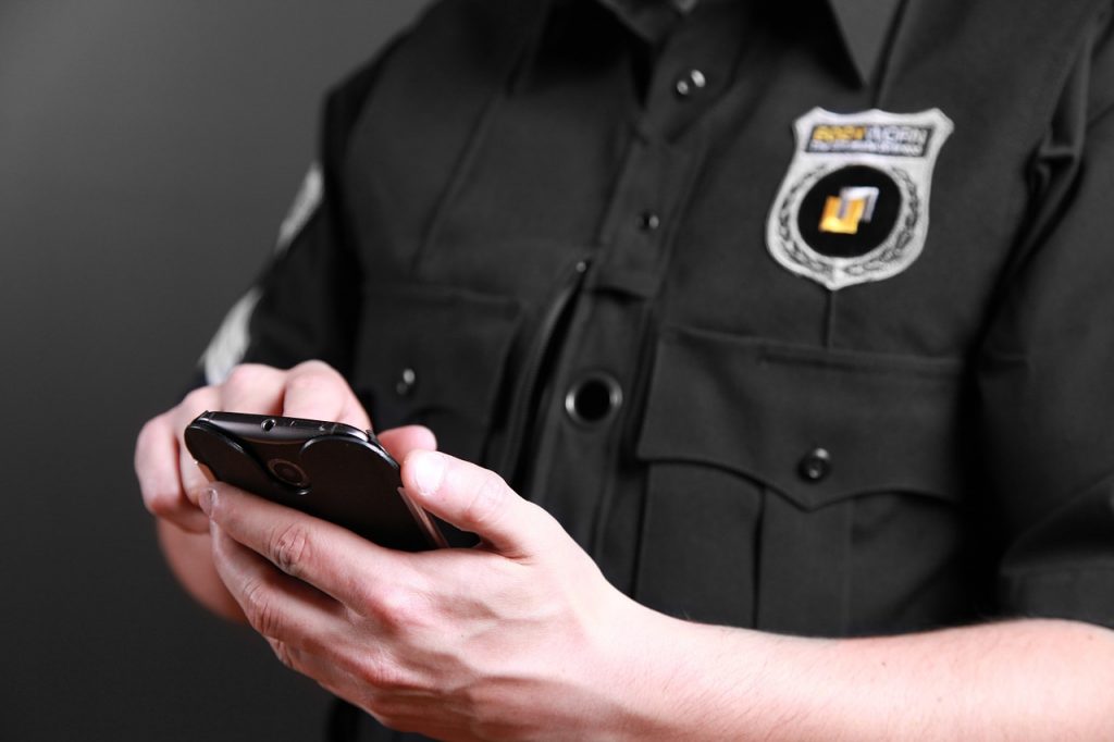 Polizist am Smartphone