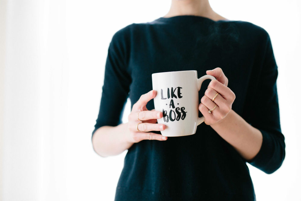 Abbildung Person mit Tasse "Like a boss", Foto: