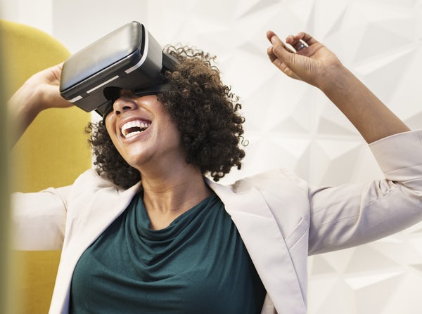 Eine Frau trägt eine VR-Brille.